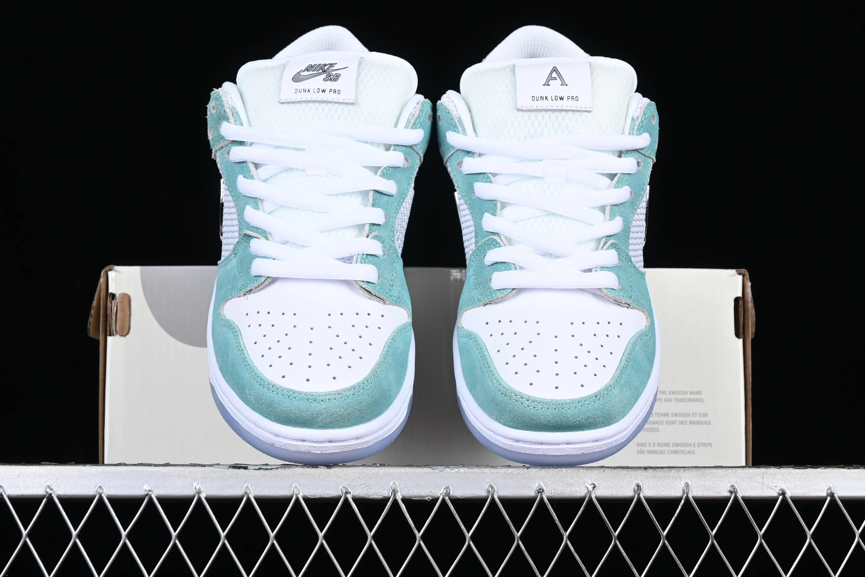All categories Nk SB Dunk Series Nk SB Dunk Low low-top sneakers F version April Skateboards x Nk SB Dunk Low joint model Frozen Rose SB smashed backboard fashion casual sneakers FD2562-400